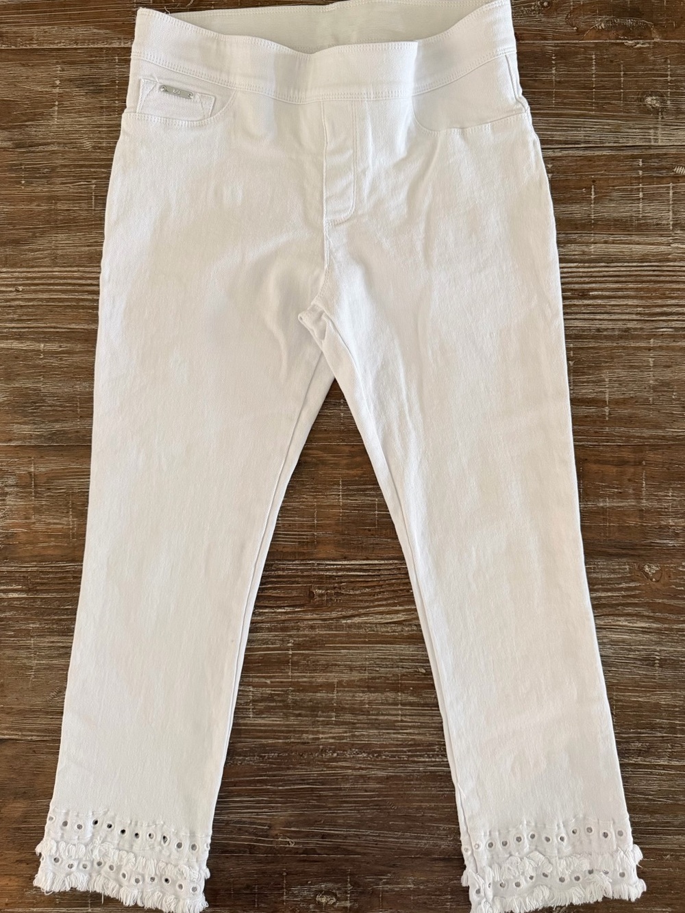 Coco + Carmen White Eyelet Hem Stretch Cotton Capri Leggings - Sz Medium